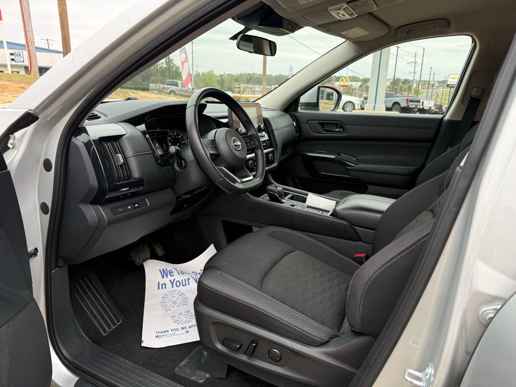 2025 Nissan Pathfinder SV